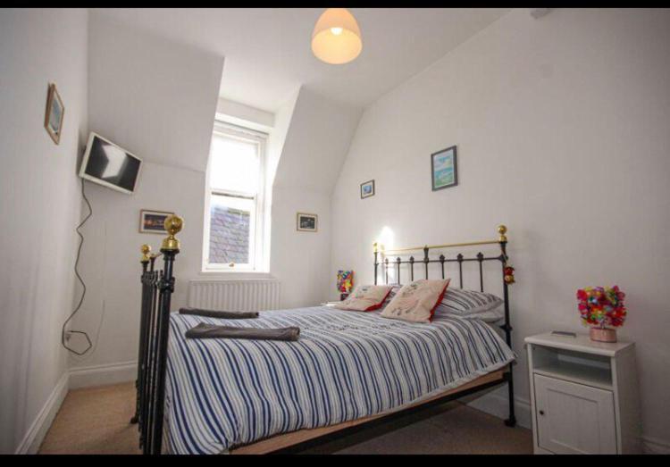 Light And Airy Central Lyme Regis Appartment With Parking Bagian luar foto