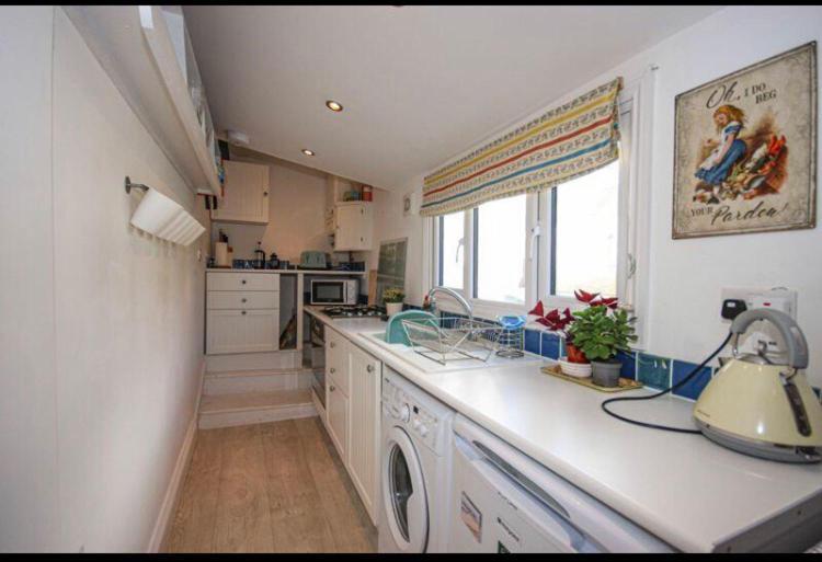 Light And Airy Central Lyme Regis Appartment With Parking Bagian luar foto